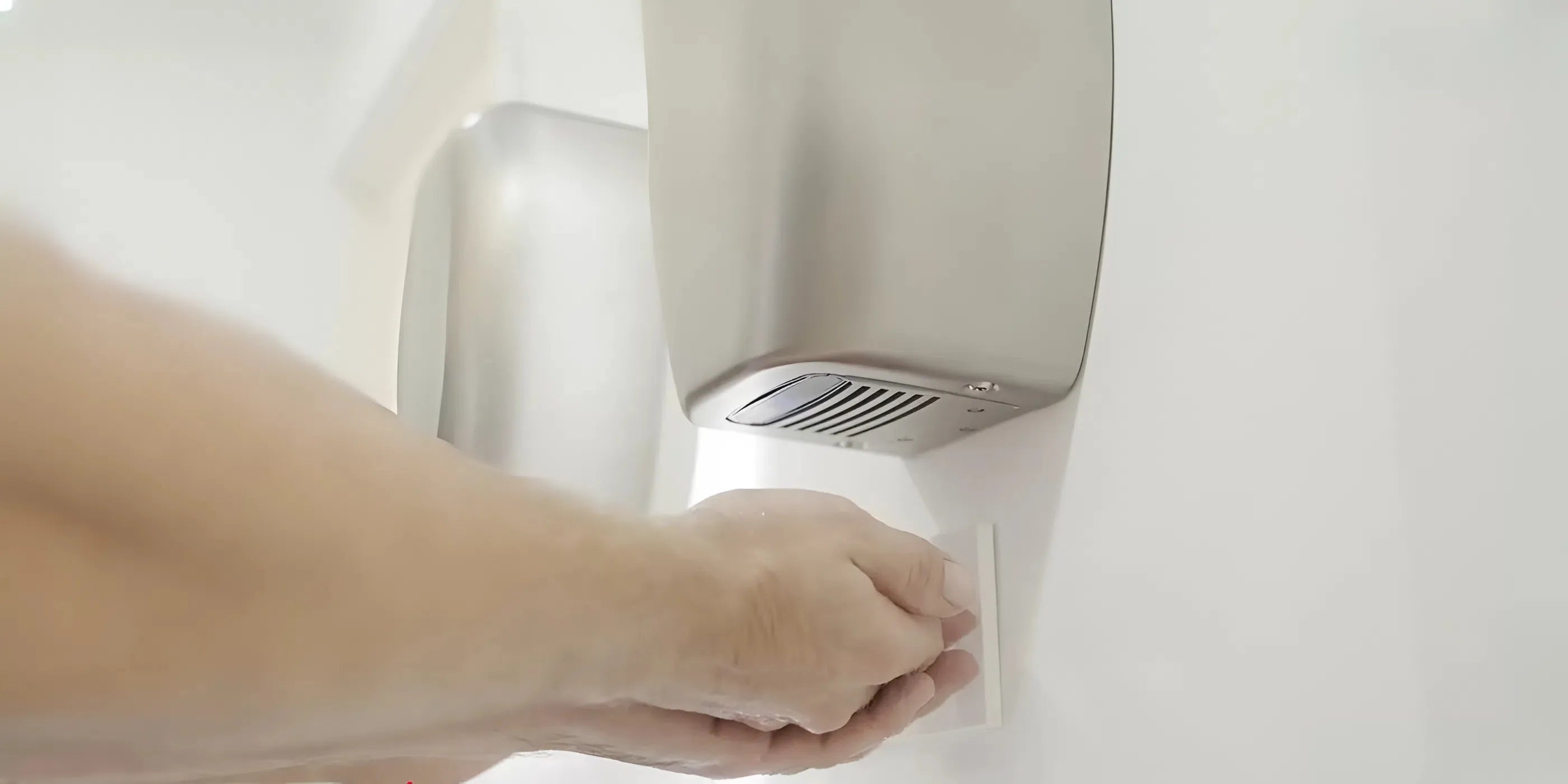 handen drogen met rvs handdroger in sanitaire ruimte