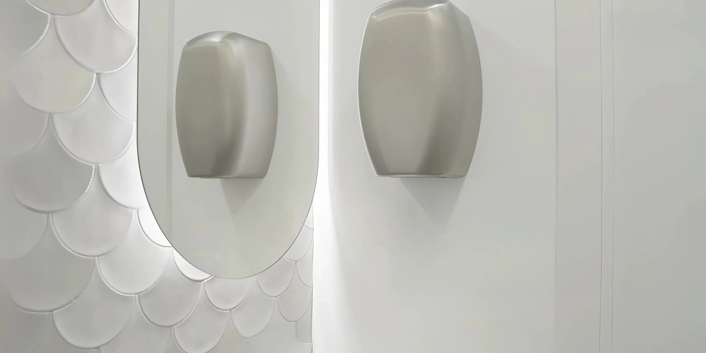 rvs handdrogers in lichte moderne sanitaire ruimte