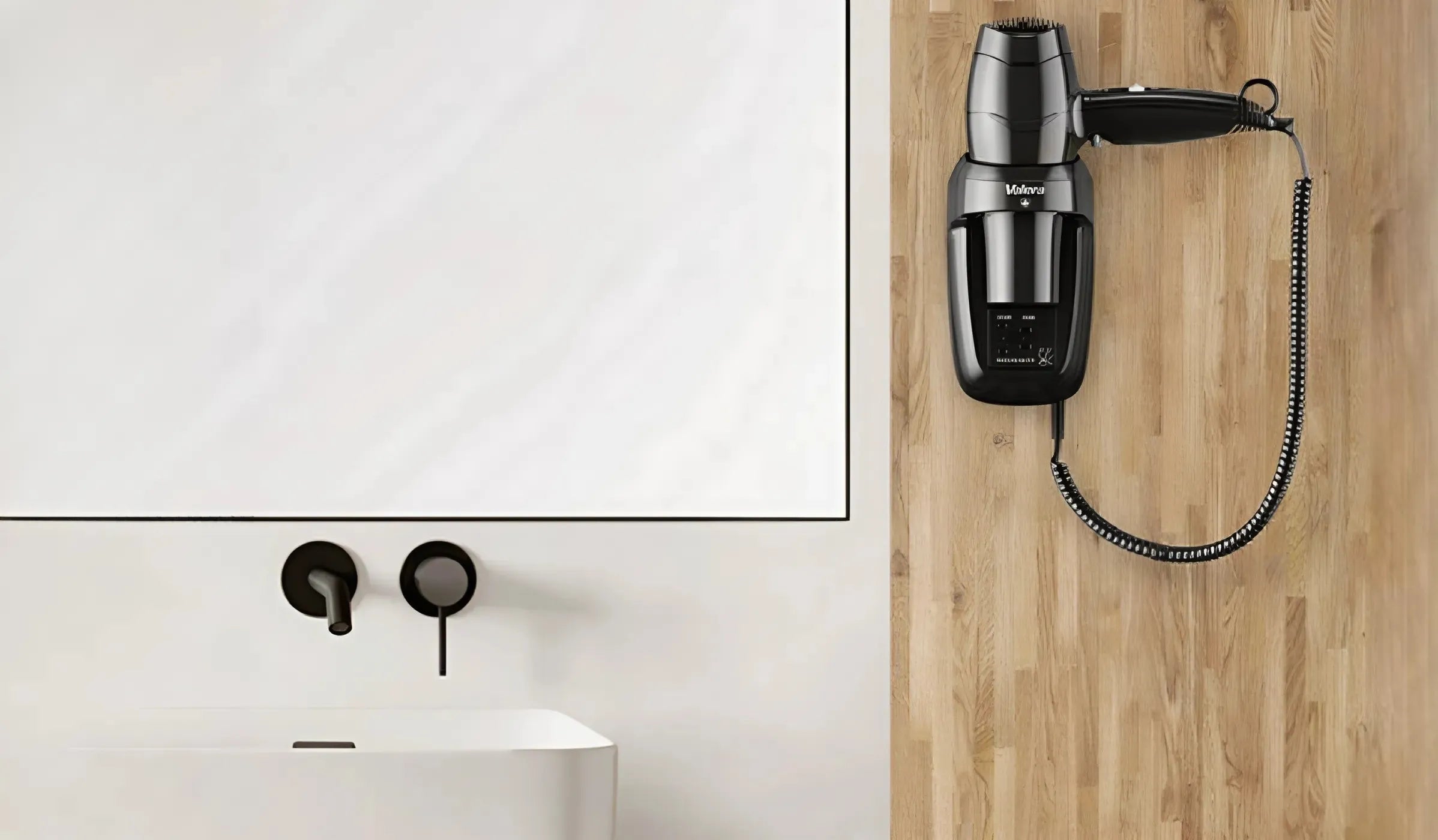 Zwarte wandhaardroger Excel 1600 Shaver gemonteerd op houtlook muur in badkamer met witte wasbak en twee zwarte kranen