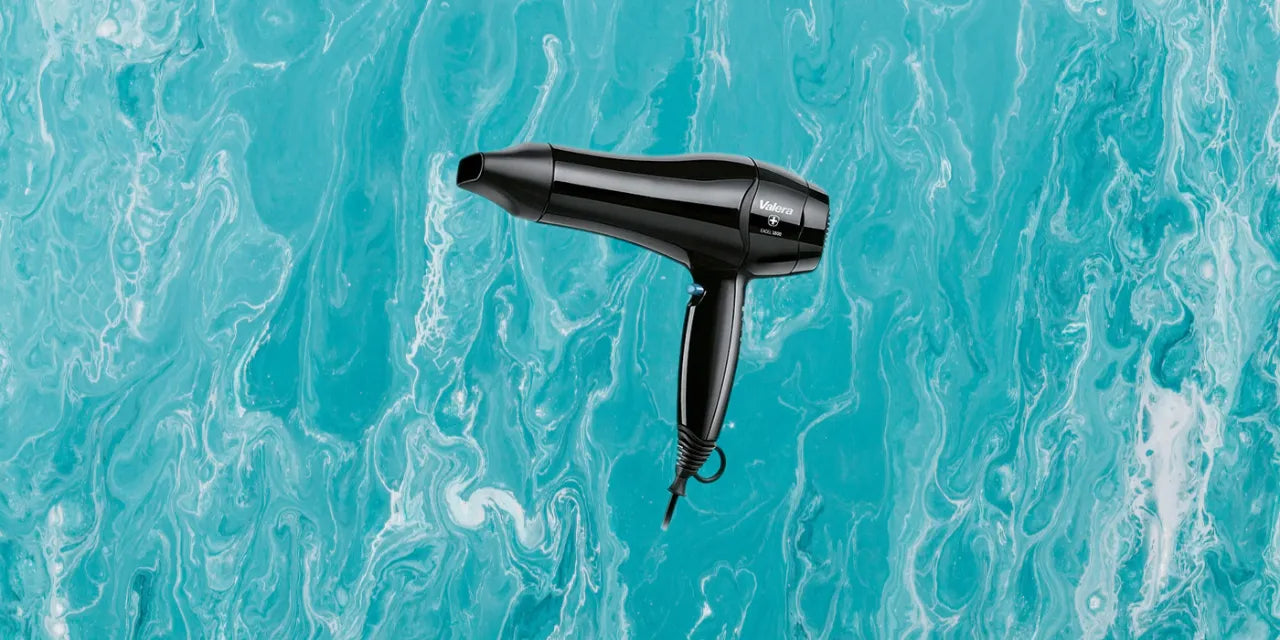 Valera Excel 1800W TF haardroger in zijaanzicht, met waterachtige blauwe achtergrond